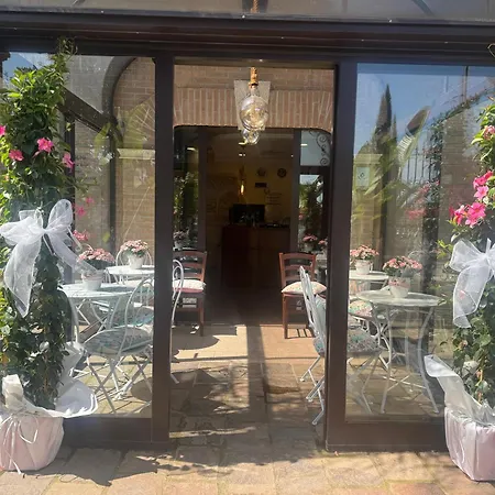 Hotel Euro House Airport 4*